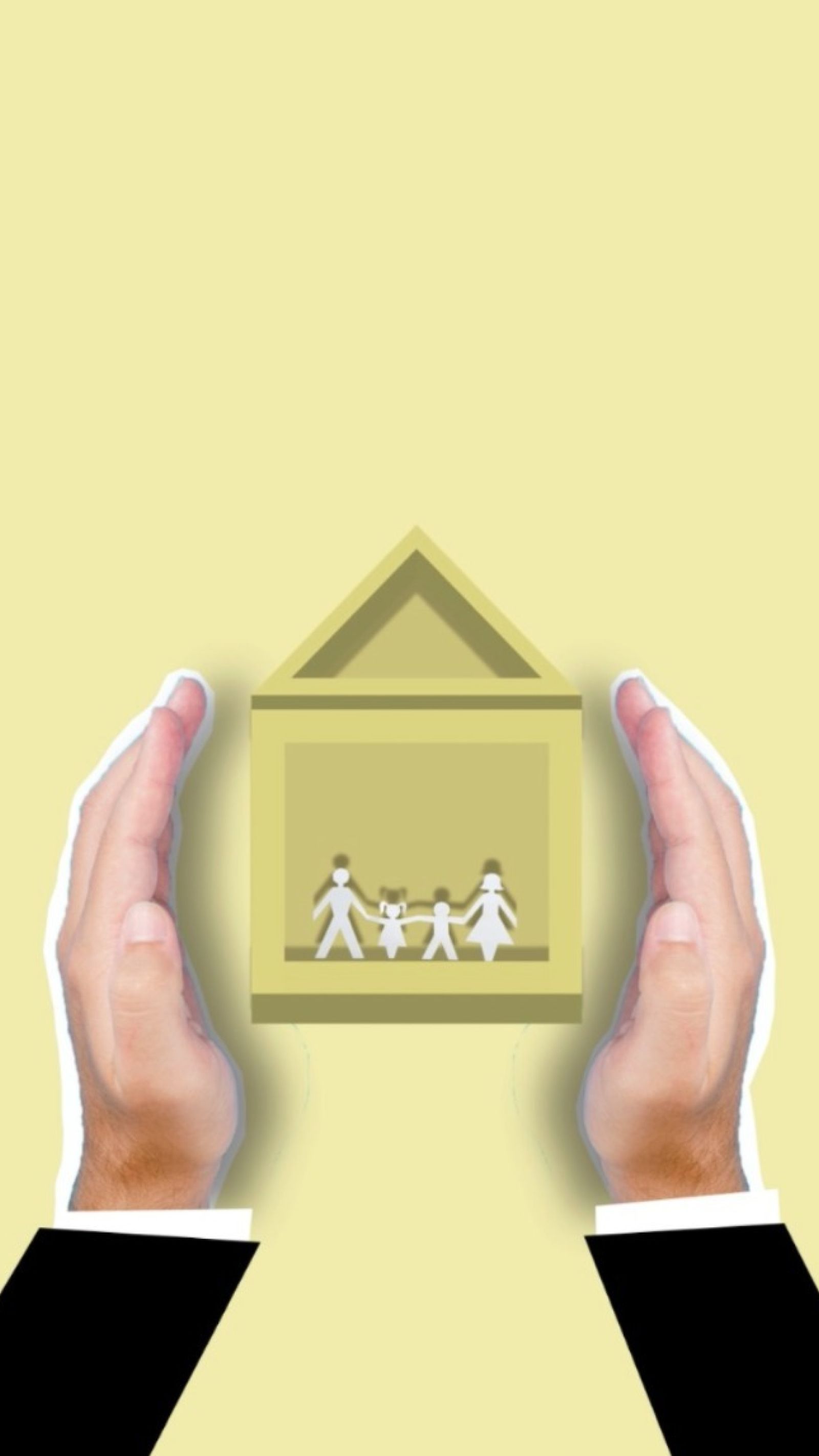 Manos protegiendo una casa con una familia en su interior